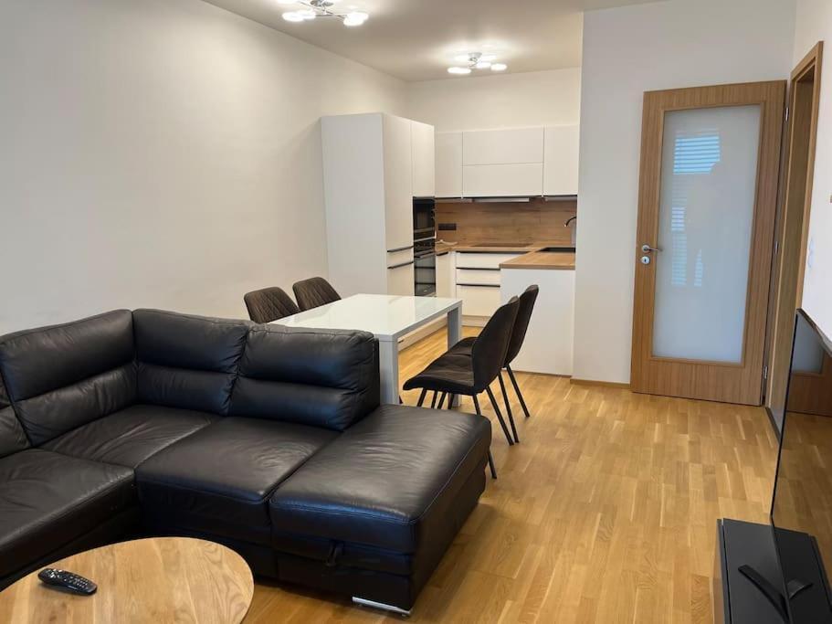 Lejlighed Holesovice,balkon,garaz
